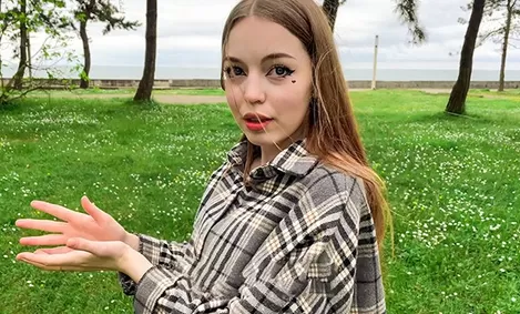 Қыз жігітті қорлайды (порно онлайн) Ескі порнографиялық фильмдерді қараңыз