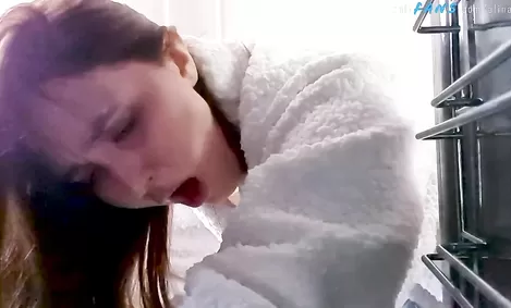 без трусов на кухне 
